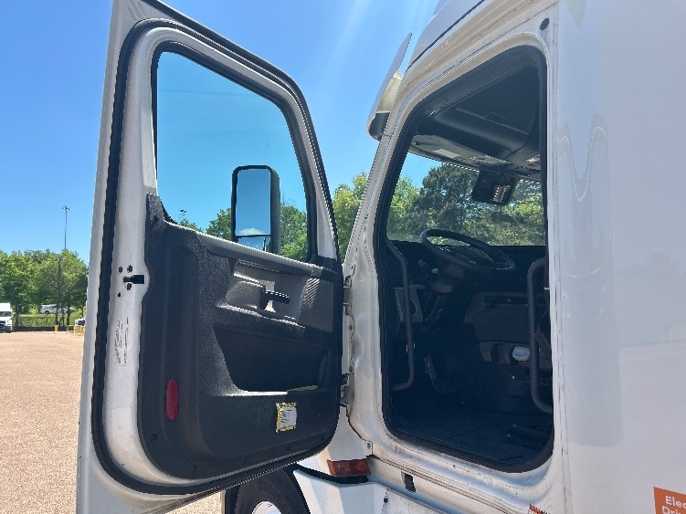 2020 Freightliner Cascadia in Jackson, MS — photo 9