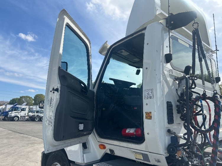2020 International LT in Stockton, CA — photo 9