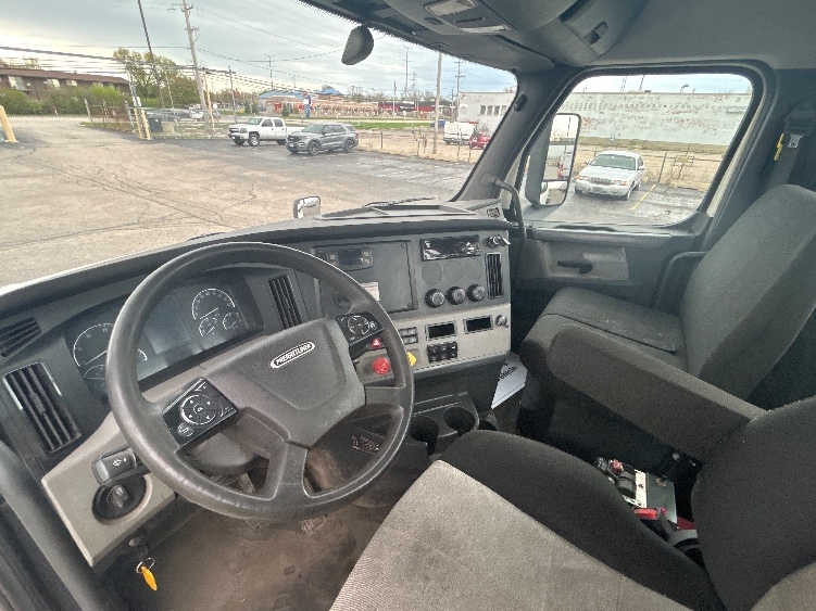 2020 Freightliner Cascadia in Sturtevant, WI — photo 10
