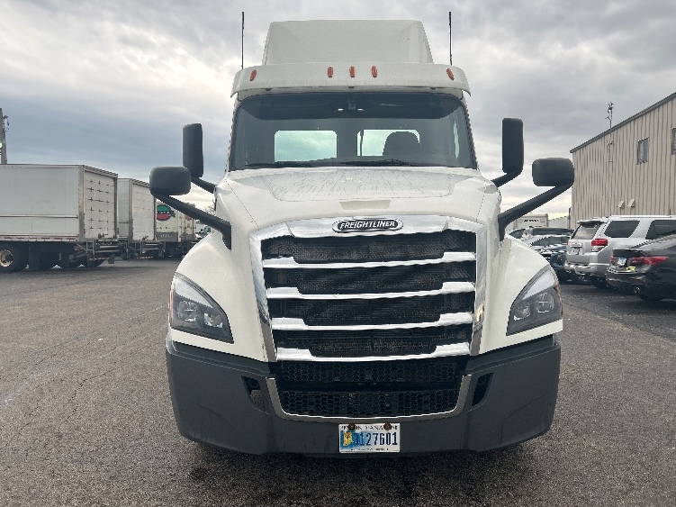 2020 Freightliner Cascadia in Sturtevant, WI — photo 2