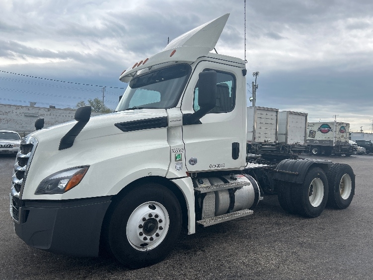 2020 Freightliner Cascadia in Sturtevant, WI — photo 3