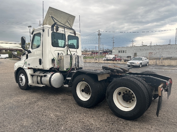 2020 Freightliner Cascadia in Sturtevant, WI — photo 5