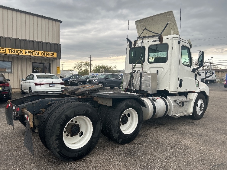2020 Freightliner Cascadia in Sturtevant, WI — photo 7