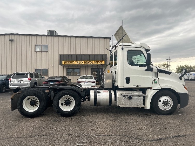 2020 Freightliner Cascadia in Sturtevant, WI — photo 8