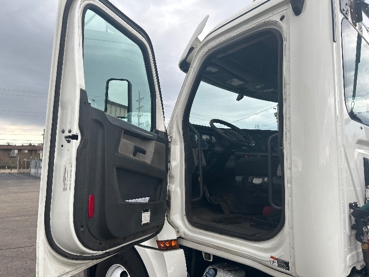 2020 Freightliner Cascadia in Sturtevant, WI — photo 9