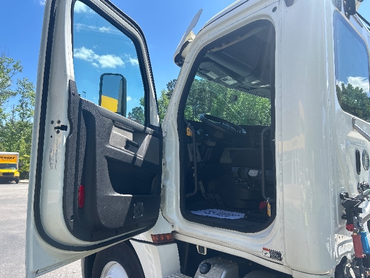2020 Freightliner Cascadia in Ladson, SC — photo 9