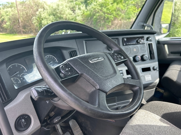 2020 Freightliner Cascadia in White Deer, PA — photo 10