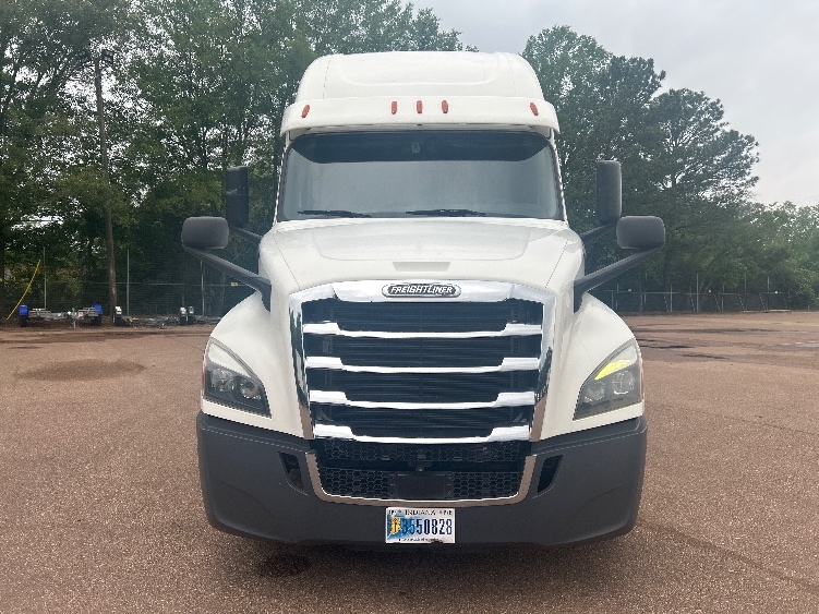 2020 Freightliner Cascadia in Jackson, MS — photo 2