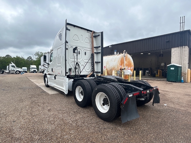 2020 Freightliner Cascadia in Jackson, MS — photo 5
