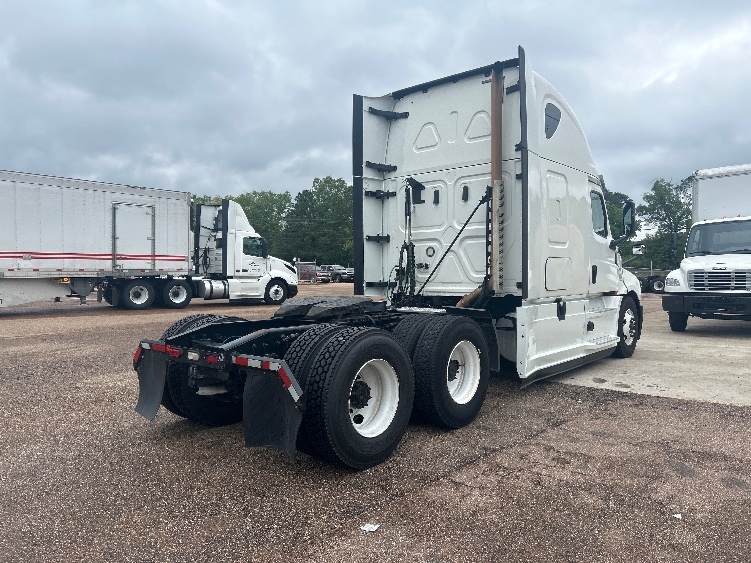 2020 Freightliner Cascadia in Jackson, MS — photo 7