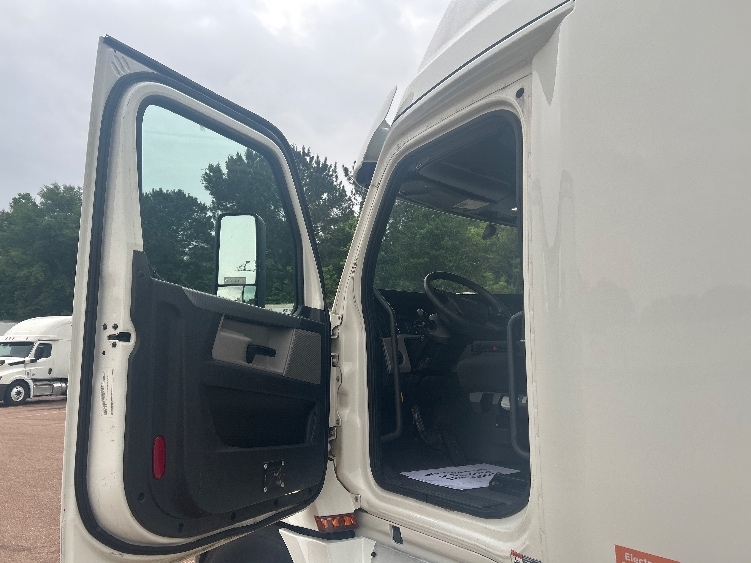 2020 Freightliner Cascadia in Jackson, MS — photo 9