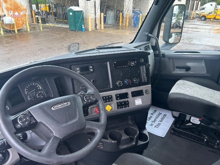 2020 Freightliner Cascadia in Jackson, MS — photo 10