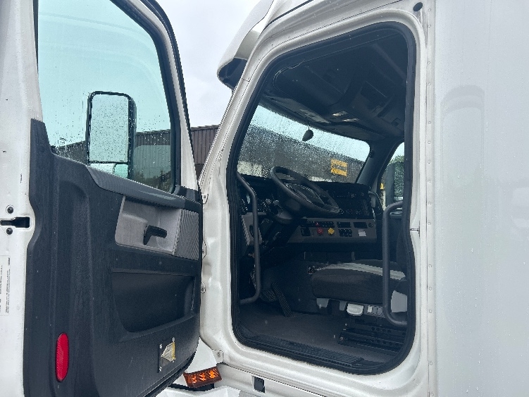 2020 Freightliner Cascadia in Jackson, MS — photo 9