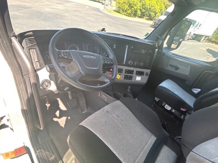 2020 Freightliner Cascadia in Goldsboro, NC — photo 10