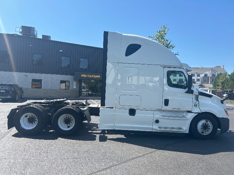 2020 Freightliner Cascadia in Goldsboro, NC — photo 8