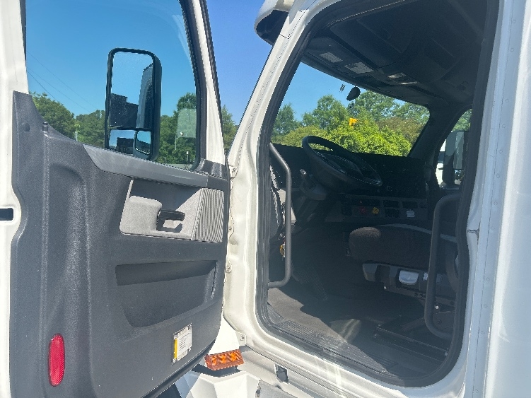 2020 Freightliner Cascadia in Goldsboro, NC — photo 9