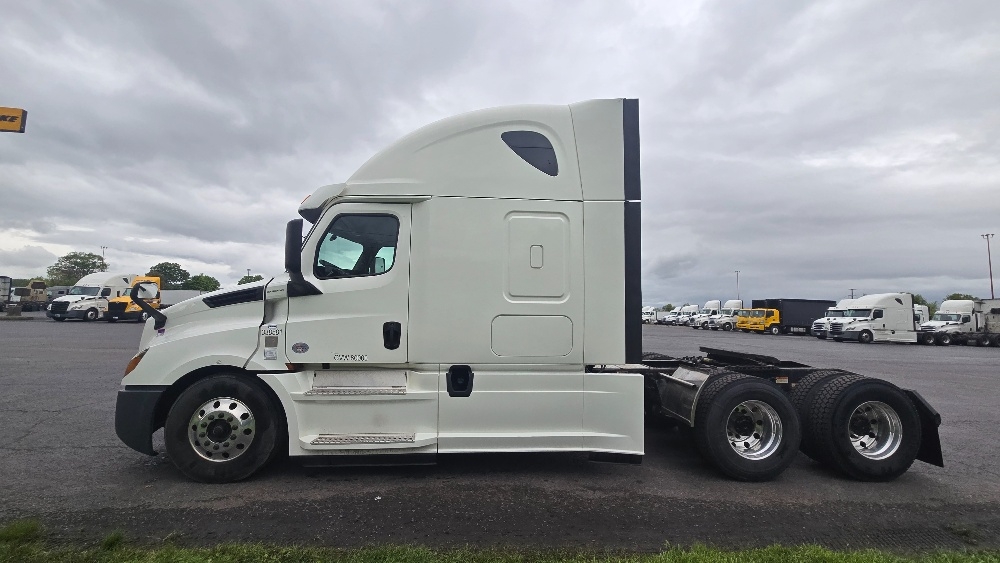 2020 Freightliner Cascadia in White Deer, PA — photo 4