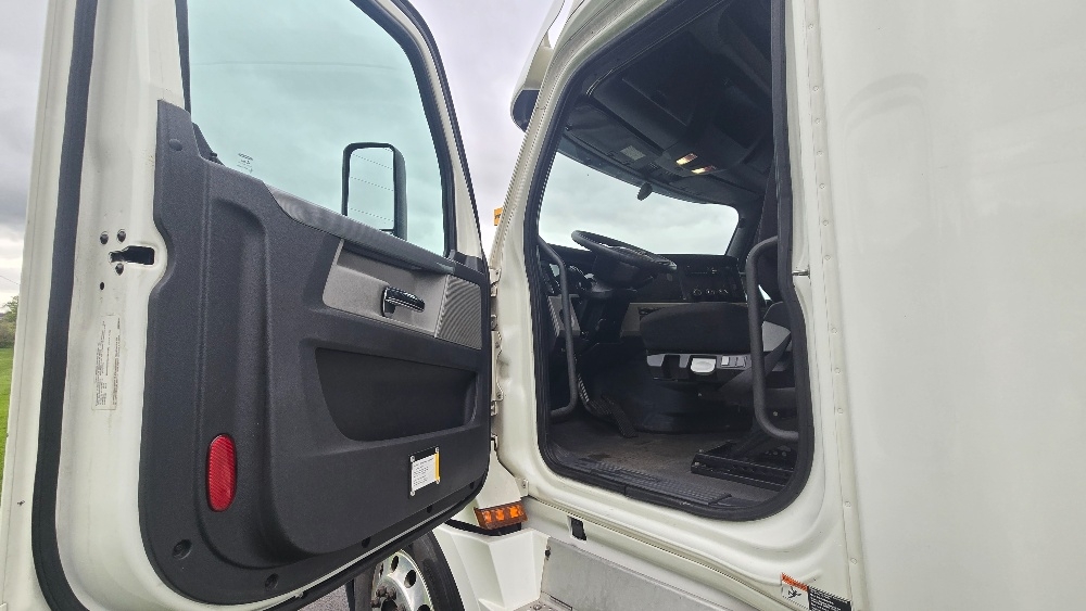2020 Freightliner Cascadia in White Deer, PA — photo 9