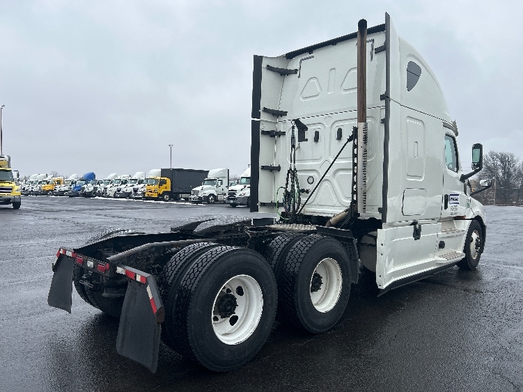2020 Freightliner Cascadia in White Deer, PA — photo 7