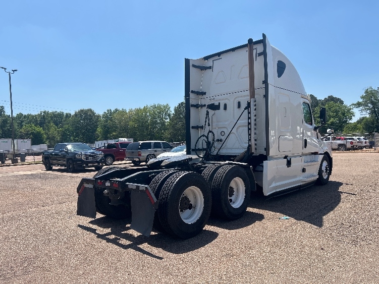 2020 Freightliner Cascadia in Jackson, MS — photo 7