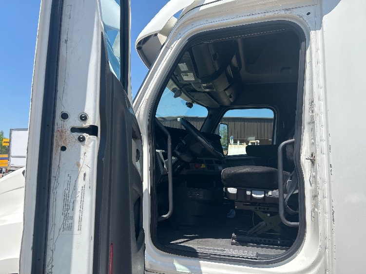 2020 Freightliner Cascadia in Jackson, MS — photo 9