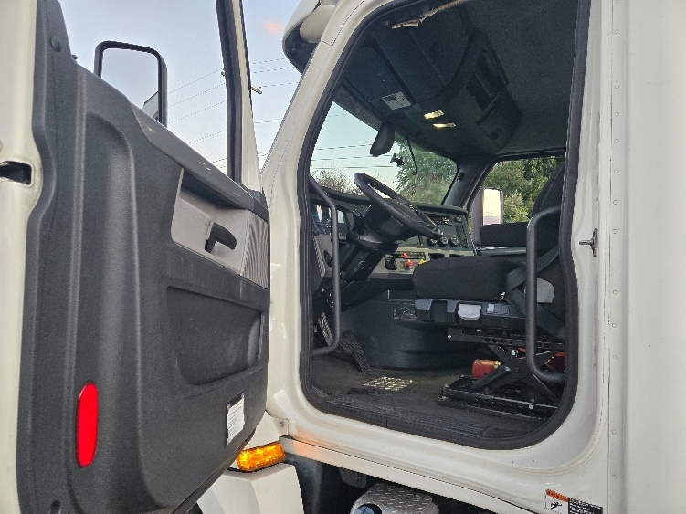 2020 Freightliner Cascadia in White Deer, PA — photo 9