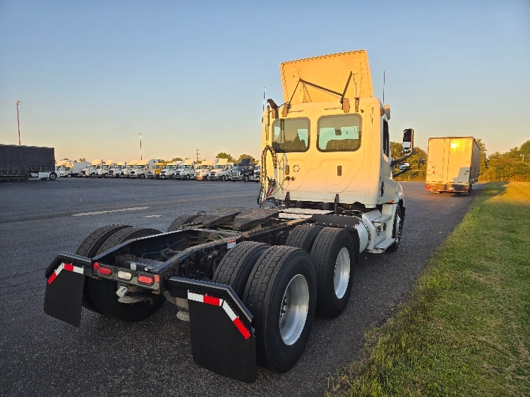 2020 Freightliner Cascadia in South Plainfield, NJ — photo 7