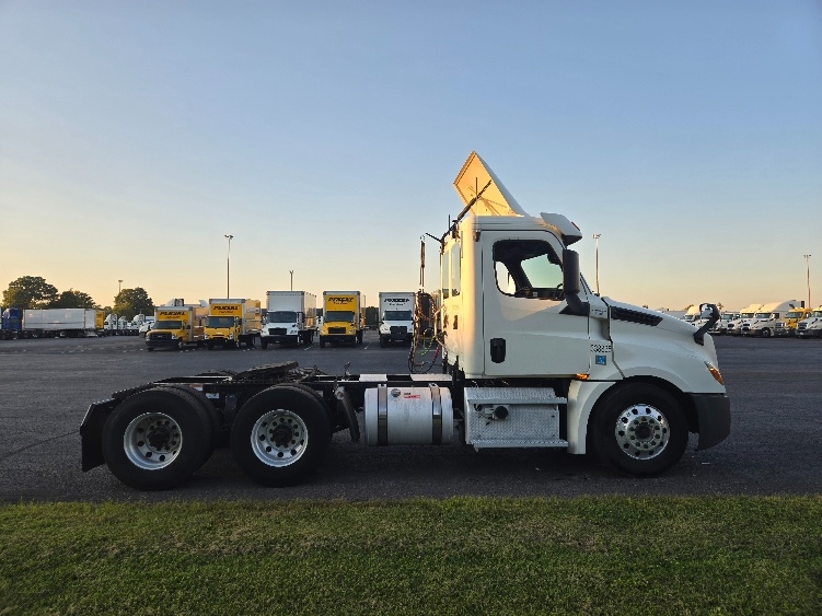 2020 Freightliner Cascadia in South Plainfield, NJ — photo 8