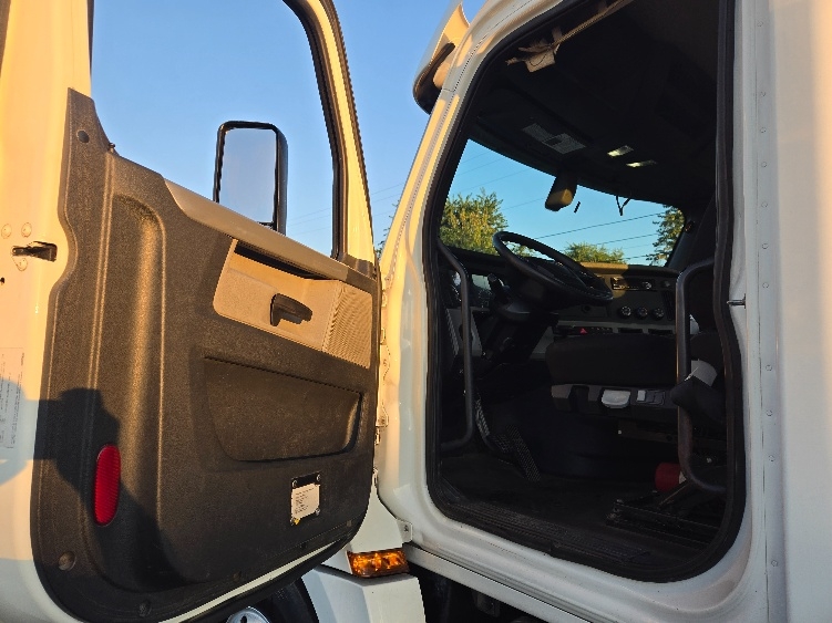 2020 Freightliner Cascadia in South Plainfield, NJ — photo 9