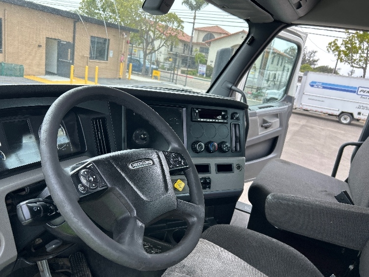2020 Freightliner Cascadia in Fresno, CA — photo 10