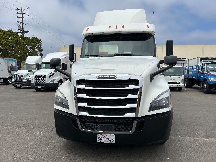 2020 Freightliner Cascadia in Fresno, CA — photo 2