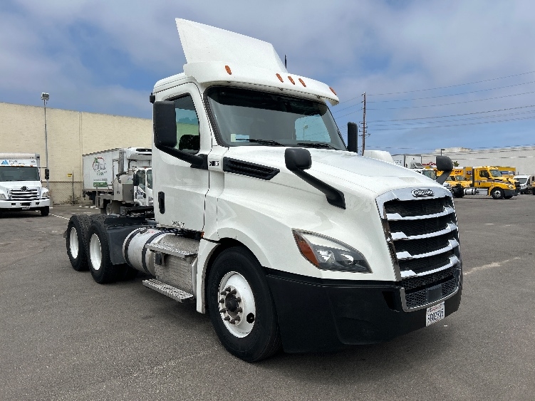 2020 Freightliner Cascadia in Fresno, CA — photo 3