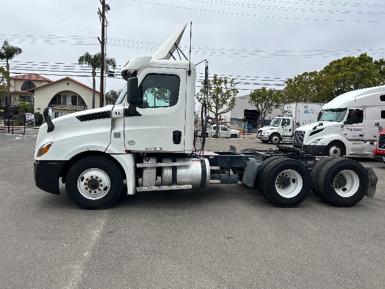 2020 Freightliner Cascadia in Fresno, CA — photo 4