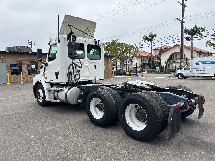 2020 Freightliner Cascadia in Fresno, CA — photo 5