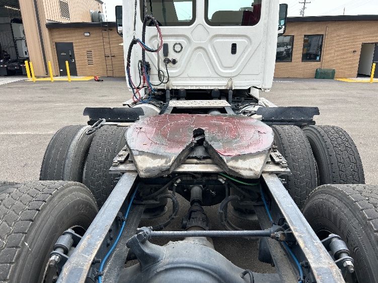 2020 Freightliner Cascadia in Fresno, CA — photo 6