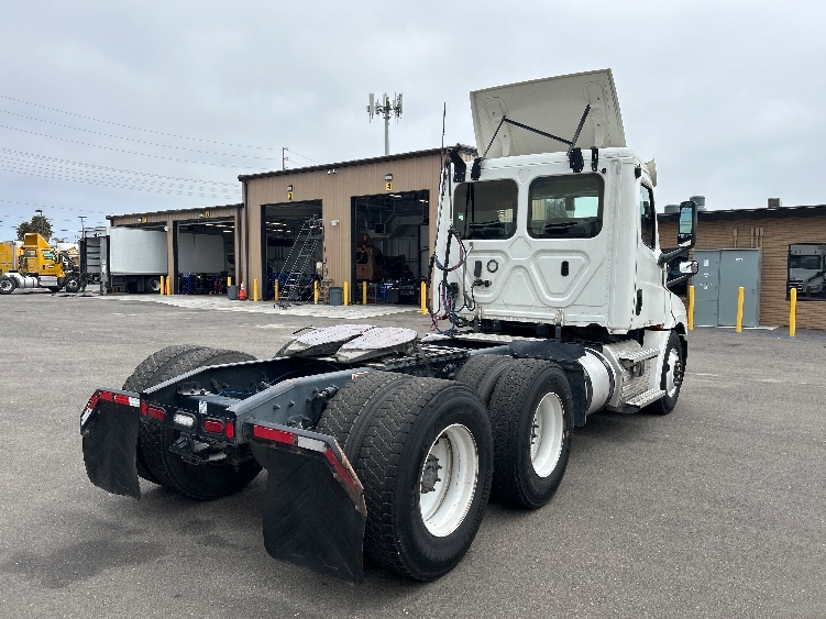 2020 Freightliner Cascadia in Fresno, CA — photo 7