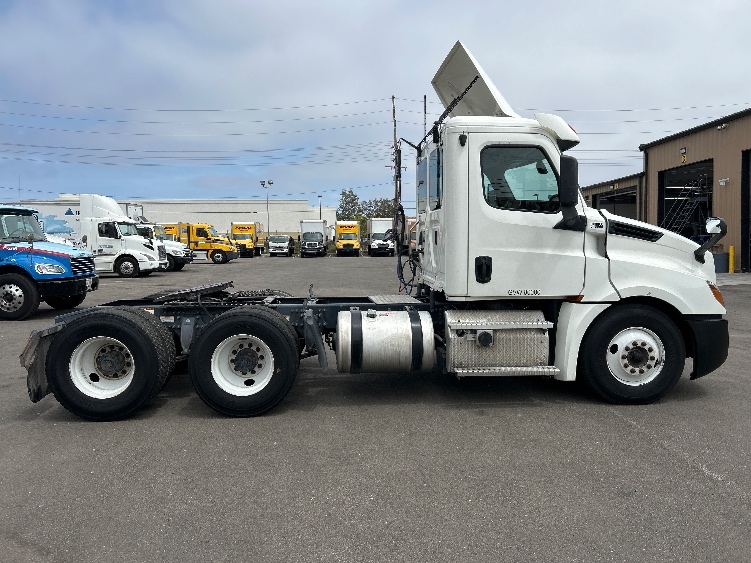 2020 Freightliner Cascadia in Fresno, CA — photo 8