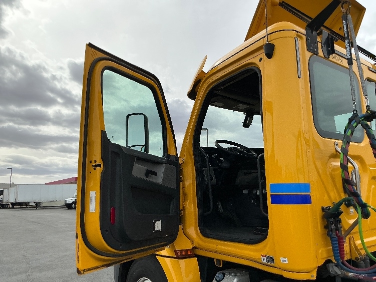 2020 Freightliner Cascadia in Las Vegas, NV — photo 9