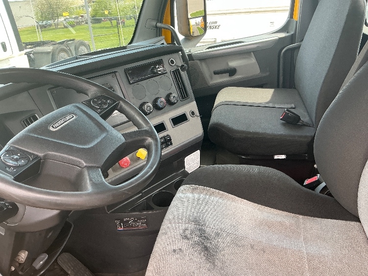 2020 Freightliner Cascadia in Erlanger, KY — photo 10