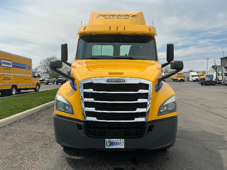 2020 Freightliner Cascadia in Erlanger, KY — photo 2