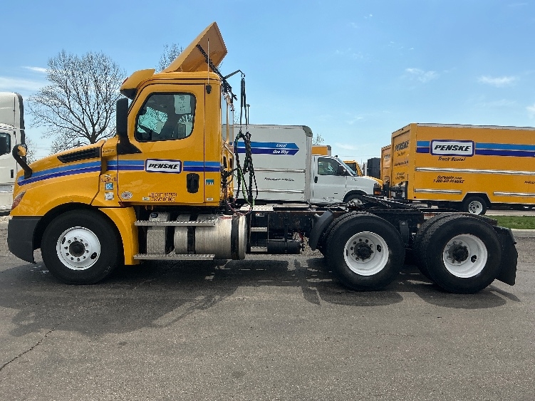 2020 Freightliner Cascadia in Erlanger, KY — photo 4