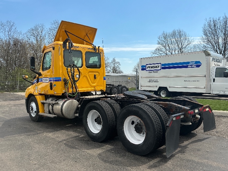 2020 Freightliner Cascadia in Erlanger, KY — photo 5