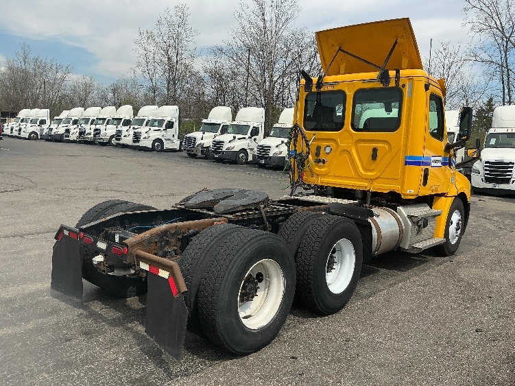 2020 Freightliner Cascadia in Erlanger, KY — photo 7