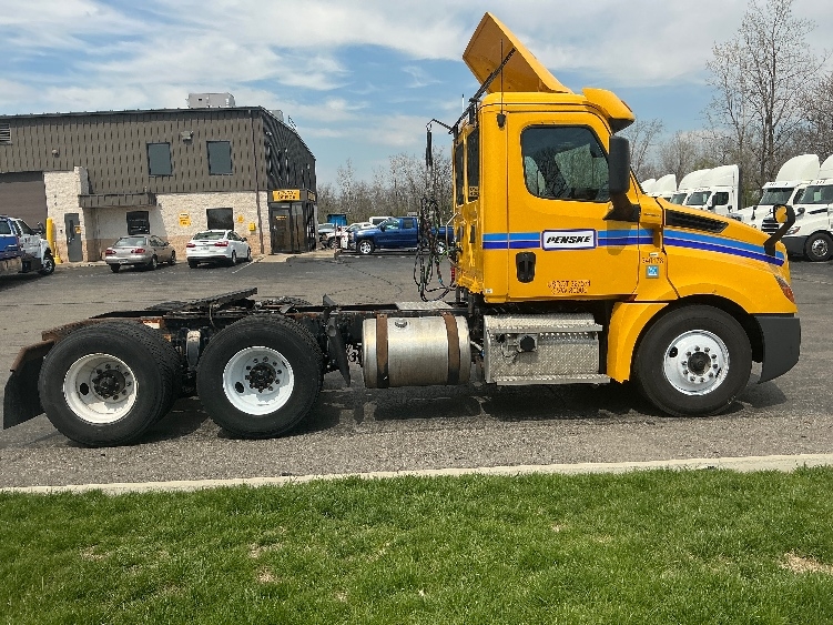 2020 Freightliner Cascadia in Erlanger, KY — photo 8