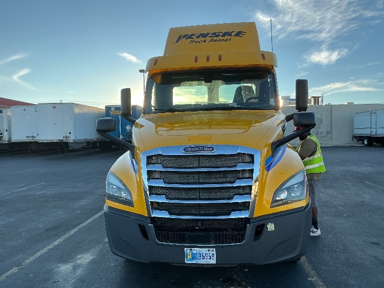 2020 Freightliner Cascadia in Las Vegas, NV — photo 2