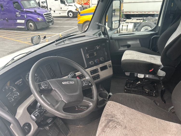 2020 Freightliner Cascadia in Florence, SC — photo 10