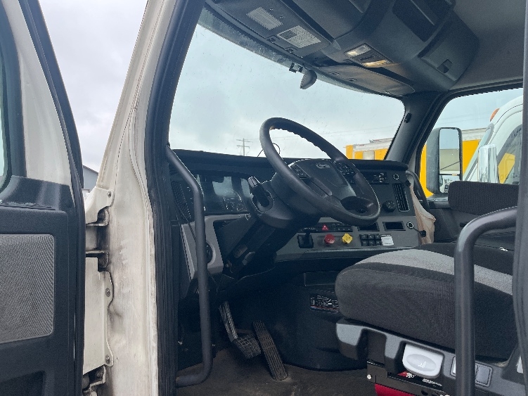 2020 Freightliner Cascadia in Middlefield, OH — photo 9