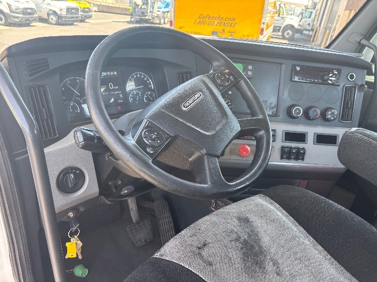 2020 Freightliner Cascadia in Phoenix, AZ — photo 10