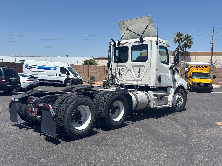 2020 Freightliner Cascadia in Phoenix, AZ — photo 7