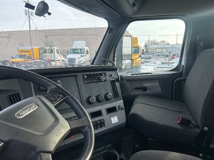 2020 Freightliner Cascadia in Middlefield, OH — photo 10